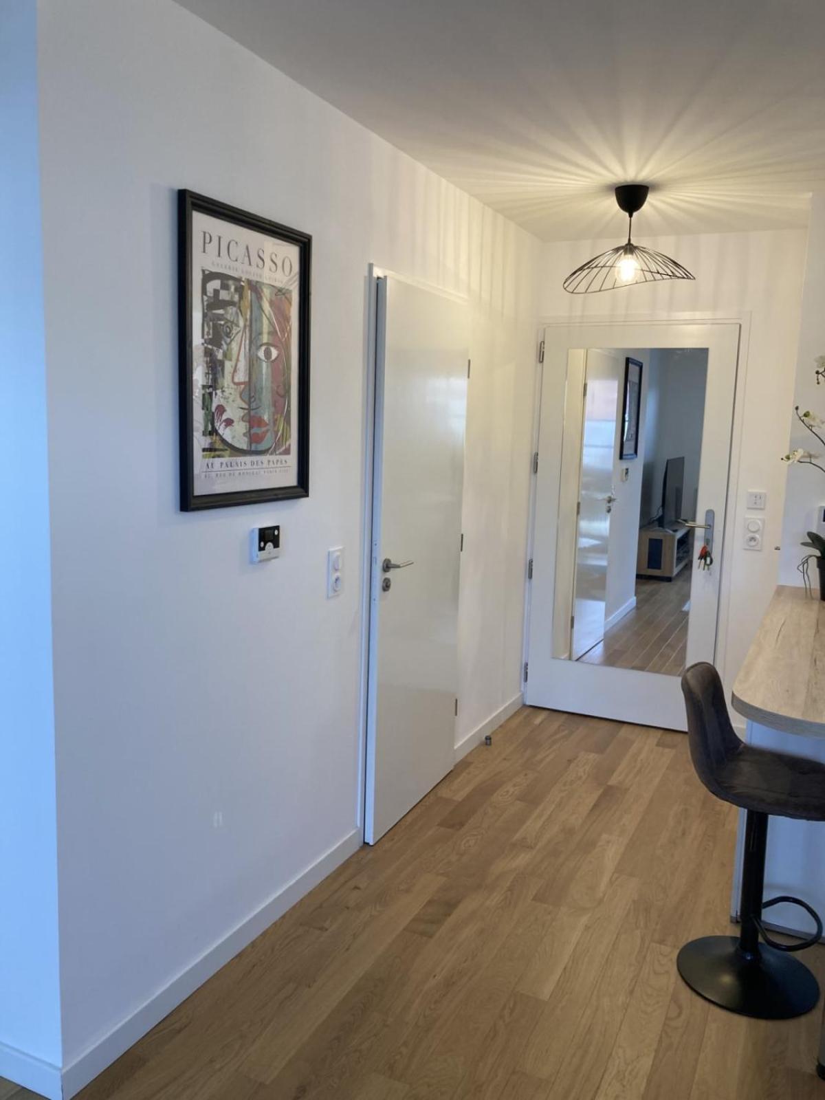Very And Quiet 42 M In With Parking Appartement Suresnes
